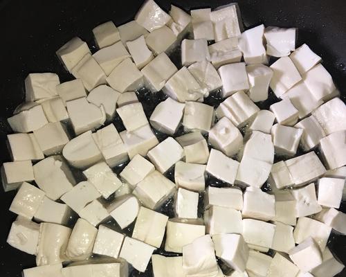 香煎小豆腐怎么做？步骤和技巧有哪些？