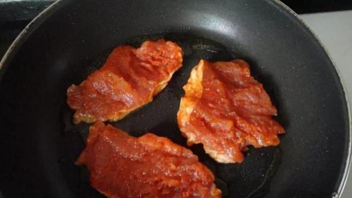 香煎味噌猪排怎么做？步骤和技巧是什么？