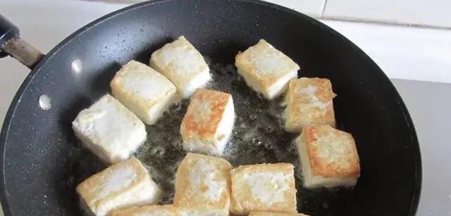 香煎酿豆腐怎么做？步骤和技巧有哪些？