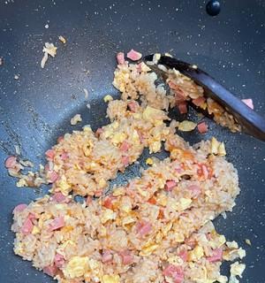 鲜虾仁火腿特色蛋炒饭怎么做？步骤和技巧有哪些？
