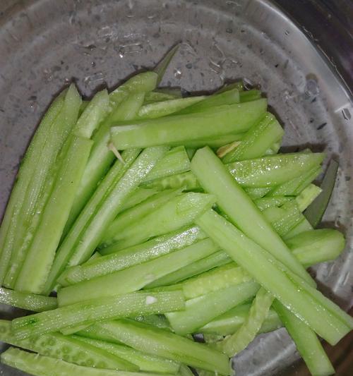 鲜虾黄瓜条怎么做？步骤和技巧有哪些？