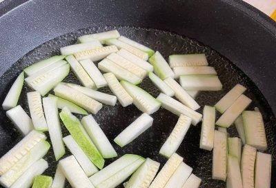 鲜虾脆瓜怎么做？步骤和技巧有哪些？