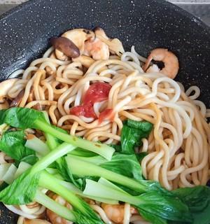鲜虾炒乌冬面怎么做？步骤和技巧有哪些？