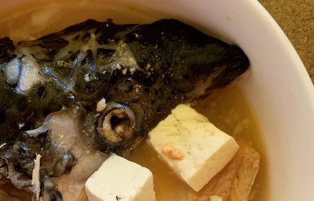 鲜甜三文鱼头豆腐汤怎么做？步骤和技巧是什么？
