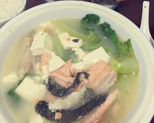 鲜甜三文鱼头豆腐汤怎么做？步骤和技巧是什么？