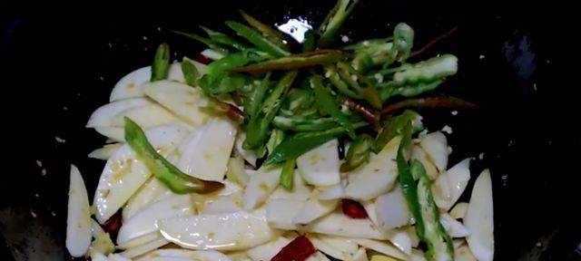 如何制作鲜甜美味的茭白炒肉？步骤和技巧是什么？