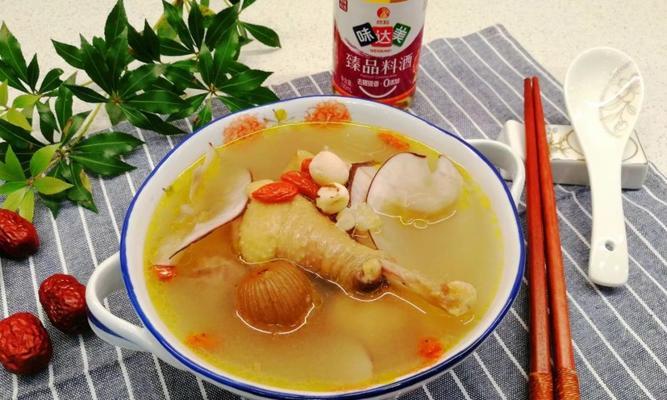 鲜田七煲鸡汤的做法是什么？煲出的鸡汤有哪些健康益处？