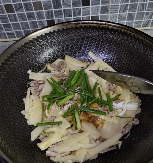 鲜笋肉丝的做法是什么？如何快速掌握这道菜的烹饪技巧？
