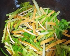 鲜笋炒豆腐干怎么做？步骤和技巧有哪些？