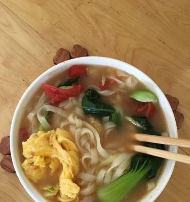 鲜蔬鸡蛋面怎么做？有哪些步骤和技巧？