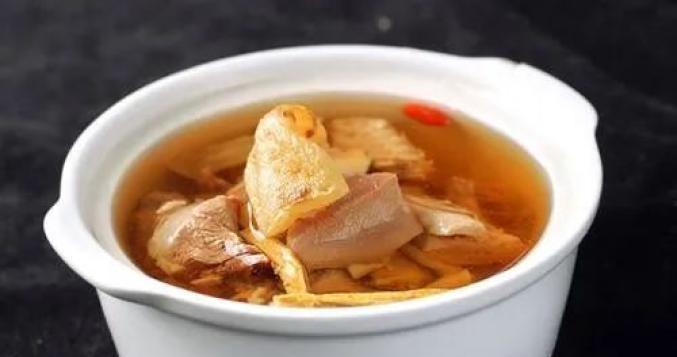 鲜枇杷蜜枣瘦肉汤怎么做？有哪些健康益处？