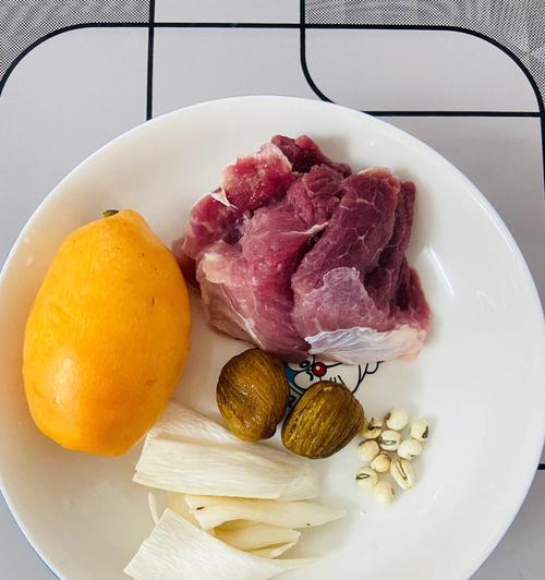 鲜枇杷蜜枣瘦肉汤怎么做？有哪些健康益处？