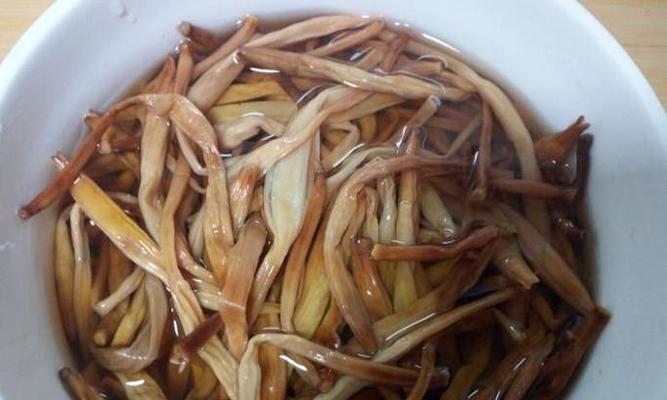 鲜藕黄花菜龙骨汤怎么做？有哪些步骤和技巧？