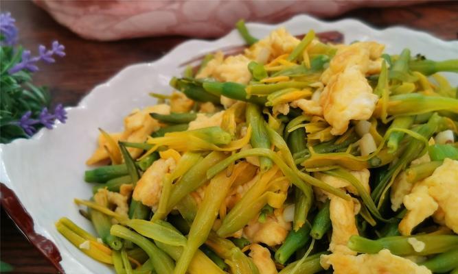 鲜藕黄花菜龙骨汤怎么做？有哪些步骤和技巧？