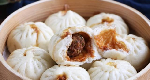 如何在家做出鲜嫩多汁的肉包子？制作过程中需要注意哪些问题？
