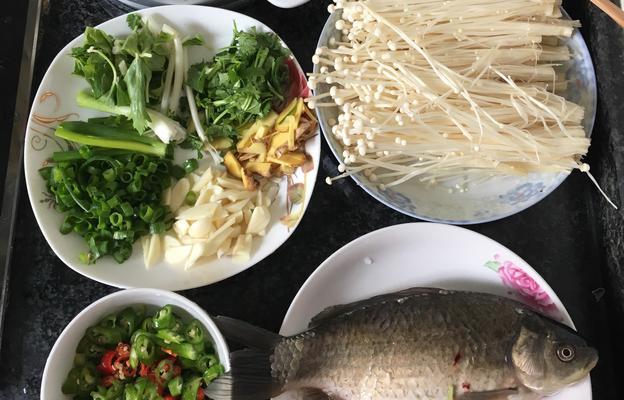 鲜美金针菇鱼汤怎么做？有哪些步骤和技巧？