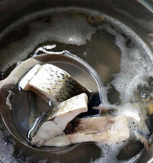 鲜鲤鱼汤的做法是什么？如何确保汤味鲜美？