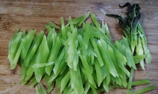 夏日清爽轻食怎么做？脆爽莴苣丝的制作方法是什么？