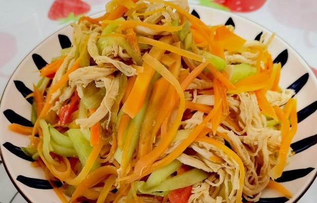 夏日清凉柠香鸡丝的做法是什么？如何在家轻松制作？