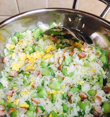 夏日简易炒饭怎么做？有哪些步骤和技巧？