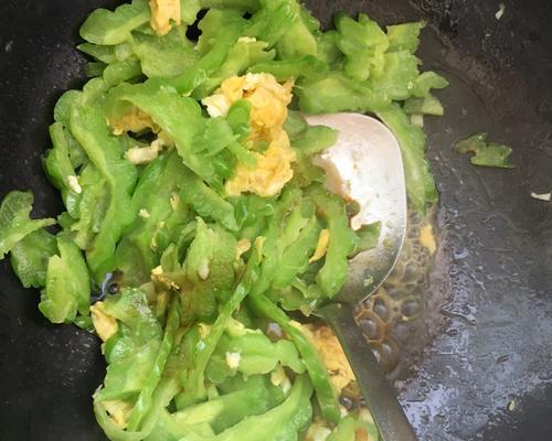 苦瓜炒蛋怎么做清热解暑效果最佳？步骤和技巧是什么？