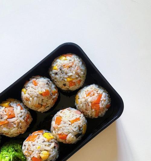 夏季如何快速制作午餐寿司？简易步骤有哪些？