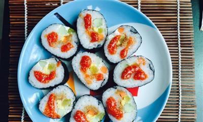 夏季如何快速制作午餐寿司？简易步骤有哪些？
