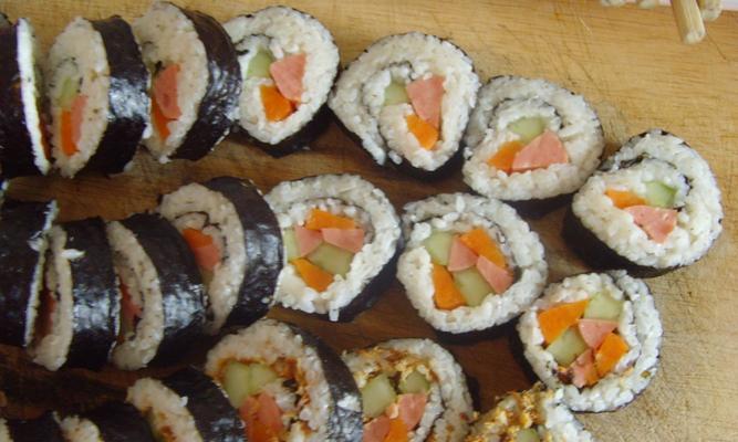 夏季如何快速制作午餐寿司？简易步骤有哪些？