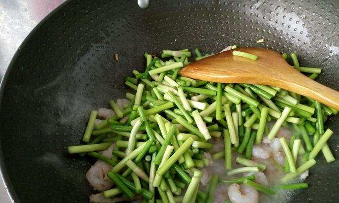 虾仁蒜苔杂炒怎么做？步骤和技巧有哪些？