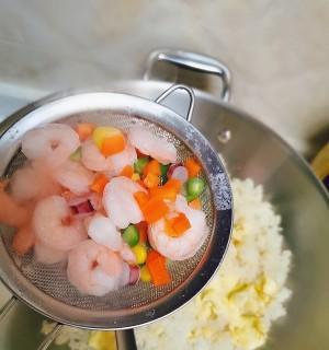 虾仁蔬菜炒饭怎么做？有哪些简单步骤和技巧？