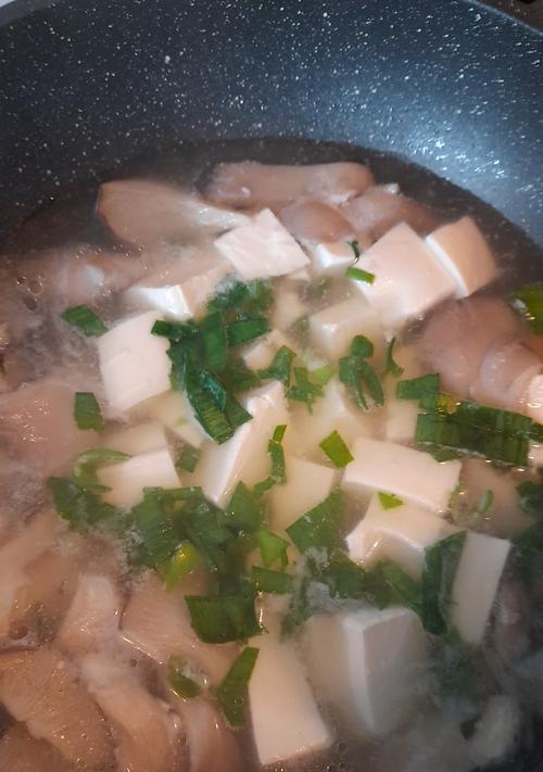 虾仁平菇豆腐煲怎么做？步骤和技巧有哪些？