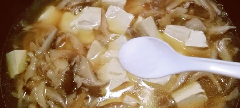 虾仁平菇豆腐煲怎么做？步骤和技巧有哪些？