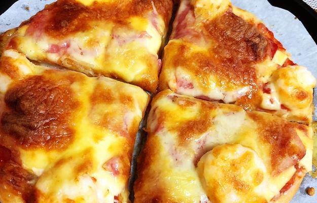 虾仁培根菠萝披萨怎么做？在家轻松制作的秘诀是什么？