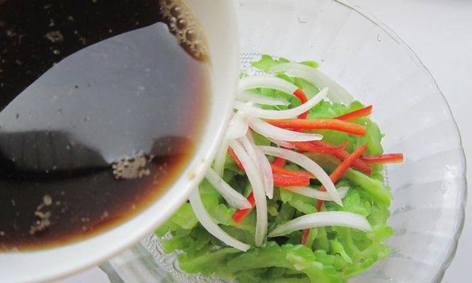 虾仁凉拌苦瓜的做法是什么？如何让苦瓜不苦？