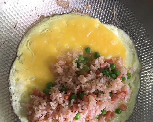 虾仁蛋包饭的做法是什么？步骤详解及常见问题解答？