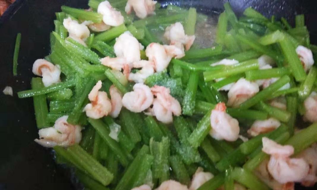 虾仁炒芹菜怎么做？步骤和技巧有哪些？