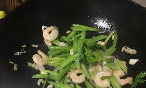虾仁炒芹菜怎么做？步骤和技巧有哪些？