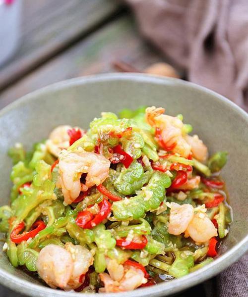 虾仁炒苦瓜的做法是什么？如何炒出美味的虾仁苦瓜？