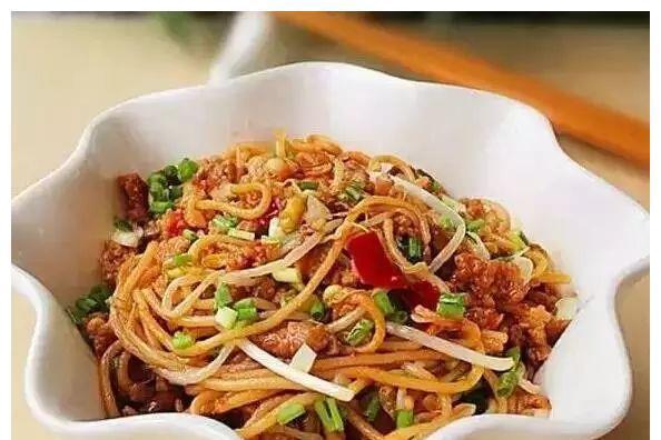 虾皮鸡蛋炒面怎么做？步骤和技巧是什么？