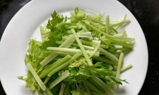 虾皮拌芹菜怎么做？有哪些健康益处？