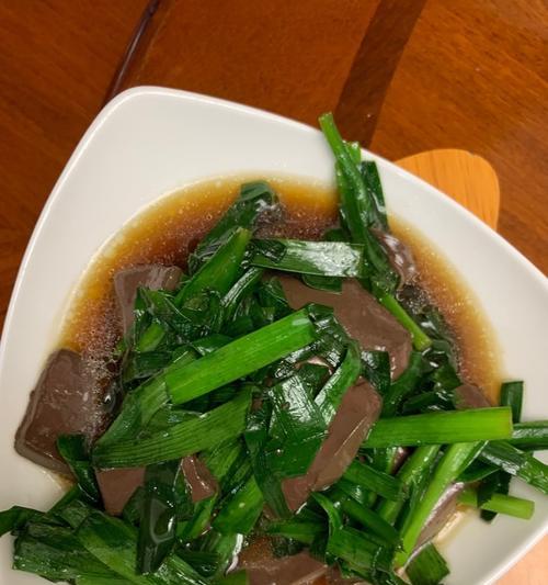 虾滑炒鸭血的做法是什么？如何在家轻松制作？