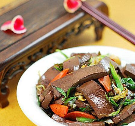虾滑炒鸭血的做法是什么？如何在家轻松制作？
