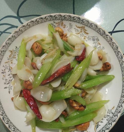 喜庆百合炒腰果的做法是什么？步骤详解及注意事项有哪些？