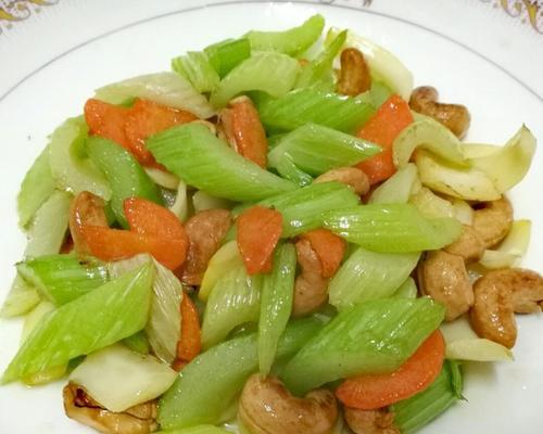 喜庆百合炒腰果的做法是什么？步骤详解及注意事项有哪些？