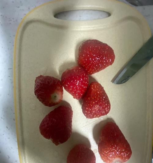 如何在家自制喜茶同款橙香草莓果茶？步骤和材料是什么？