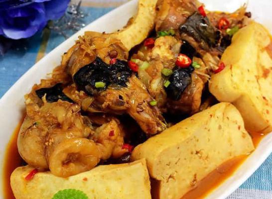 溪鱼炖豆腐怎么做？步骤和技巧有哪些？