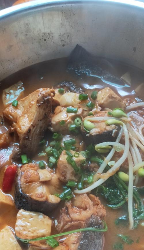 溪鱼炖豆腐怎么做？步骤和技巧有哪些？