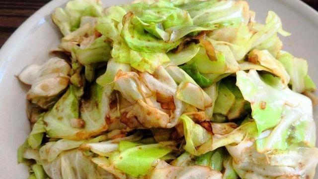 手撕包菜炒木耳怎么做？步骤和技巧有哪些？
