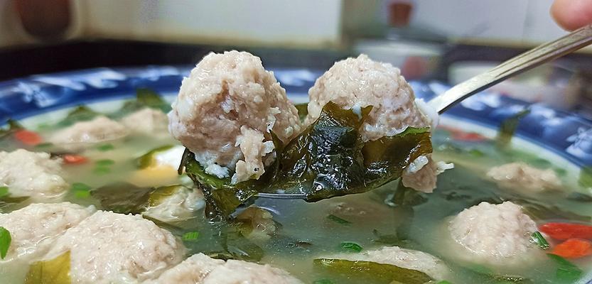 水煮猪肉丸的做法是什么？如何做出鲜嫩多汁的猪肉丸？