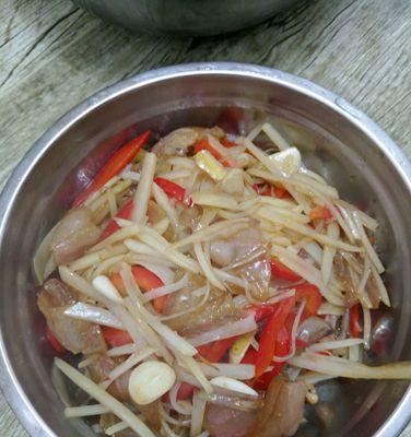 甜椒胡萝卜焖土豆怎么做？步骤和技巧有哪些？